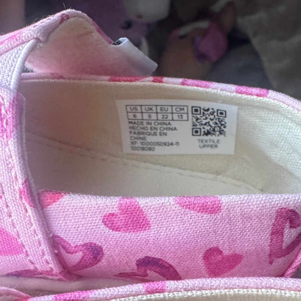 NWOT - TOMS Kids Pink Heart Moccasins- - Picture 2 of 3